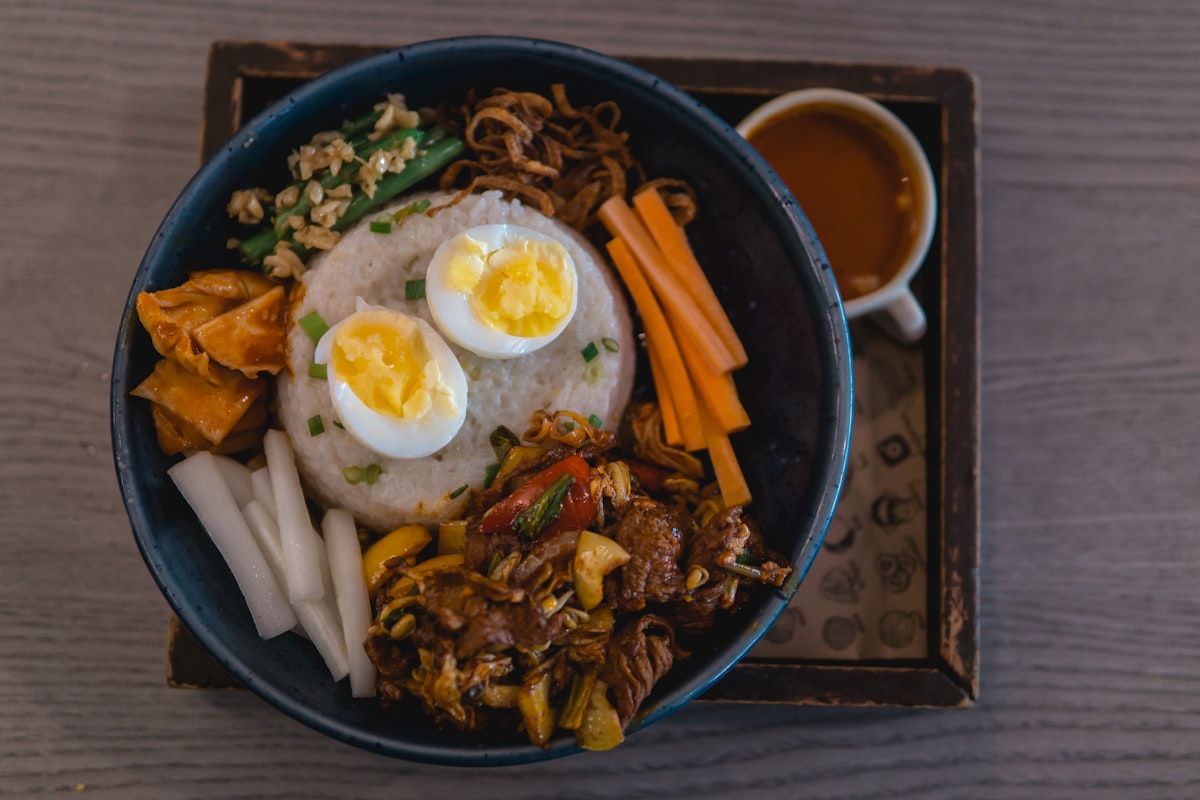 麺・飯・炒め物が一度に味わえる、品数豊富な一皿